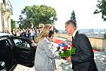 Premiér Andrej Babiš si podává ruku s manželkou amerického ministra financí
