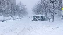 Husté sněžení při sněhových bouřích dokáže často zcela zastavit dopravu. Nejen kvůli špatné viditelnosti, ale zejména kvůli nesjízdnosti silnic.