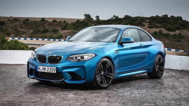 BMW 2M.