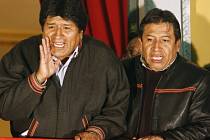 Bolivijský prezident Evo Morales (vlevo) a ministr zahraničí David Choquehuanca na oslavě schválení nové ústavy. 