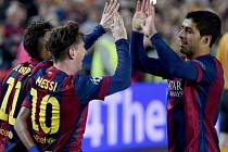 Tři hvězdy. Fotbalisté Barcelony (zleva) Neymar, Lionel Messi a Luis Suárez se radují z gólu proti Bayernu Mnichov.