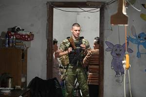 Ukrajinský voják v rozhovoru v Lysyčansku na snímku z 16. června 2022.