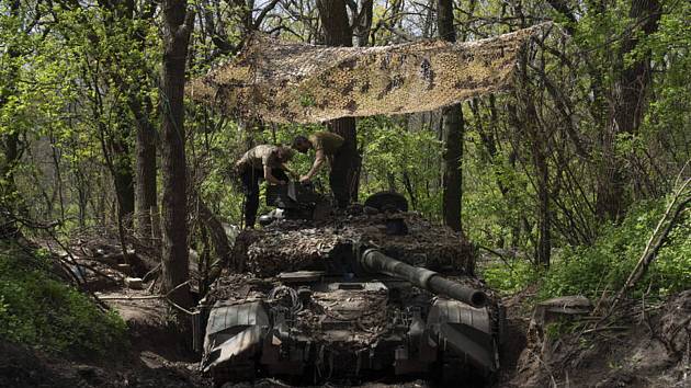 Ukrajinský tank v okopu. 27. duben 2022.