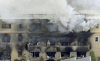 Požár ve studiu animovaného filmu v japonském velkoměstě Kjótu