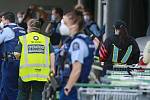 Novozélandští policisté a záchranáři zasahují u supermarketu v Aucklandu, kde 3. září 2021 pobodal útočník šest lidí