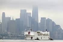 Armádní nemocniční loď USNS Comfort připlula 30. března 2020 do New Yorku. V pozadí jsou mrakodrapy na Manhattanu