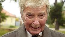 Ve věku 89 let zemřel 14. února britský spisovatel detektivních románů Dick Francis (na archivním snímku z 8. října 2004).