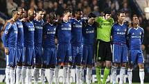 Fotbalisté Chelsea s gólmanem Petrem Čechem (v zeleném) před zápasem Ligy mistrů uctili památku obětem ničivého zemětřesení v Japonsku.