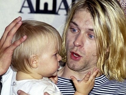 S DCEROU. Frances Bean Cobainovi porodila Courtney Love. Snímek z r. 1993. 