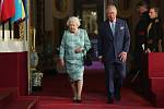 Britská královna Alžběta II. a princ Charles