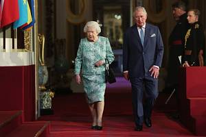 Britská královna Alžběta II. a princ Charles
