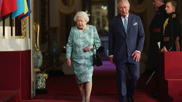 Britská královna Alžběta II. a tehdejší princ Charles, dnes britský král Karel III.