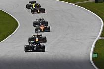 Lewis Hamilton ze stáje Mercedes v čele závodu Velké ceny Štýrska formule 1, který se jel 12. července 2020