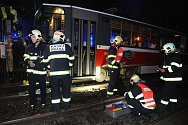 Pražští hasiči vyprošťují muže, kterého srazila tramvaj u zastávky Krejcárek.