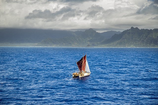 Tradiční havajská kanoe, která objela svět bez moderních vymožeností.