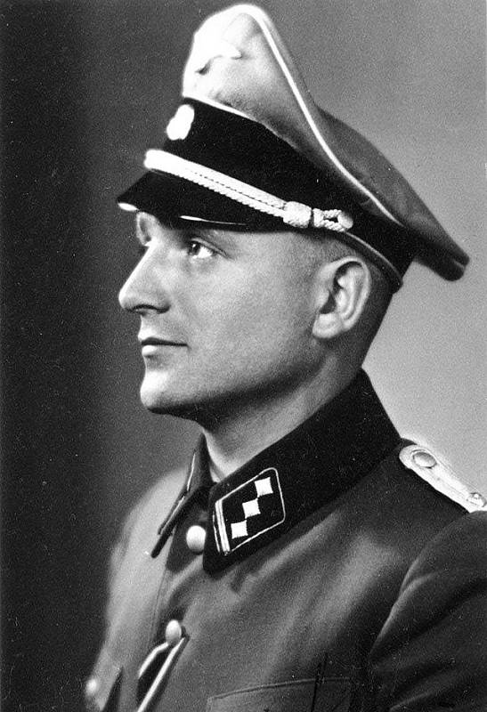 Klaus Barbie v uniformě nacistického důstojníka během své služby ve Francii