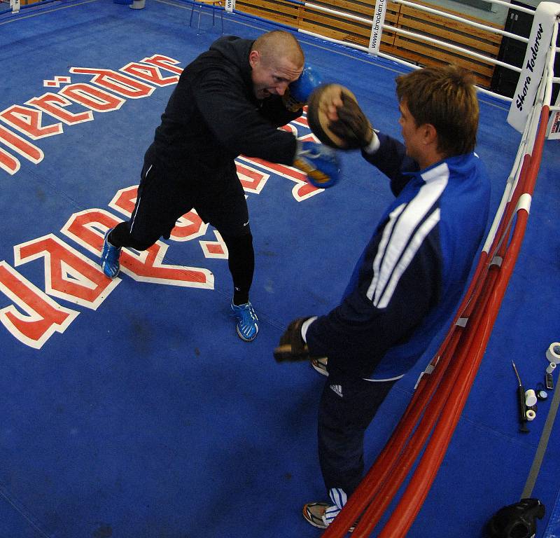 Český boxer Lukáš Konečný se v Magdeburgu připravuje na boj o titul mistra světa v superwelterové váze.