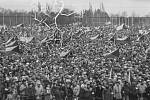 Větší shromáždění Letná nepamatuje. V listopadu 1989 se na Letenské pláni sešlo při jedné demonstraci přes tři čtvrtě milionu lidí
