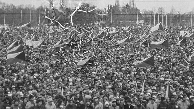 Větší shromáždění Letná nepamatuje. V listopadu 1989 se na Letenské pláni sešlo při jedné demonstraci přes tři čtvrtě milionu lidí
