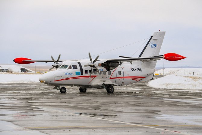 Letoun L-410 výrobce Aircraft Industries v barvách aerolinek Zhetysu v Kazachstánu na letišti Taldykorganu.