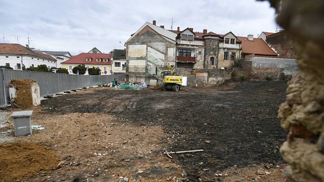 Soukromá firma zbourala tři historické domy na Václavském náměstí v Příbrami