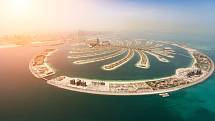 Palm Jumeirah v Dubaji je jedním z nejznámějších a největších umělých ostrovů světa.