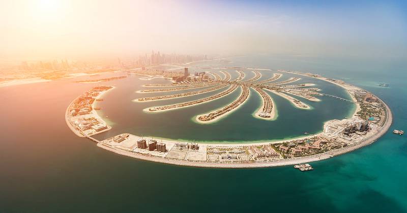 Palm Jumeirah v Dubaji je jedním z nejznámějších a největších umělých ostrovů světa.