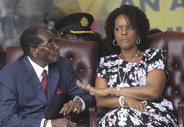 Grace Mugabeová a Robert Mugabe