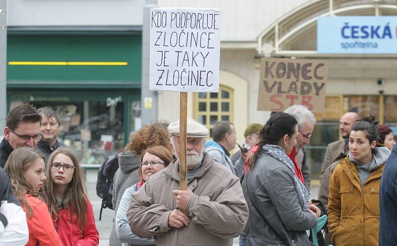 V Pardubicích na třídě Míru lidé demonstrovali za nezávislou justici. Požadují demisi ministryně Benešové.