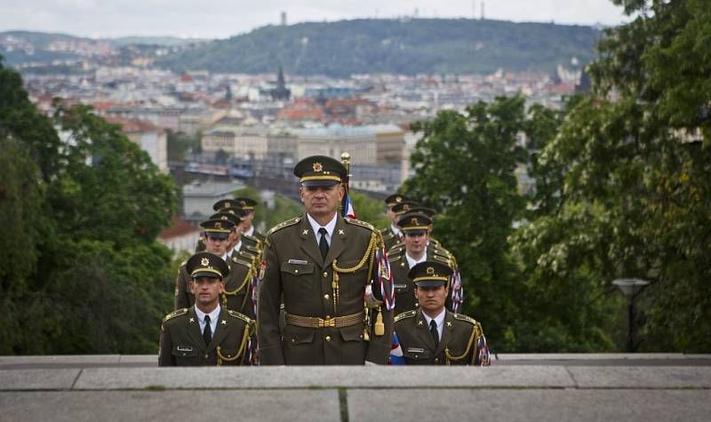 Politici v čele s prezidentem Milošem Zemanem, vojáci, váleční veteráni a další lidé si připomněli dnes v Praze na Vítkově 69. výročí konce druhé světové války. 