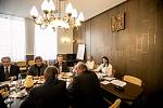 Členové mandátového a imunitního výboru Sněmovny rozhodovali 30. srpna v Praze, zda zda doporučí sněmovně, aby zbavila imunity poslance Andreje Babiše a Jaroslava Faltýnka.