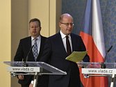 Dosluhující premiér Bohuslav Sobotka (vpravo) a ministr životního prostředí a 1. místopředseda vlády Richard Brabec přicházejí na tiskovou konferenci po schůzi vlády, ke které se ministři sešli 29. listopadu v Praze.