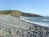Pláž zátoky Dunraven na jižním pobřeží Walesu, kde se našly lidské kosti.