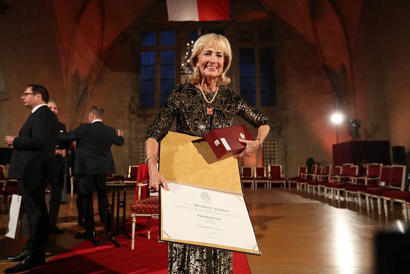 Předávání státních vyznamenání 28. října na Pražském hradě. Dagmar Kollerová.