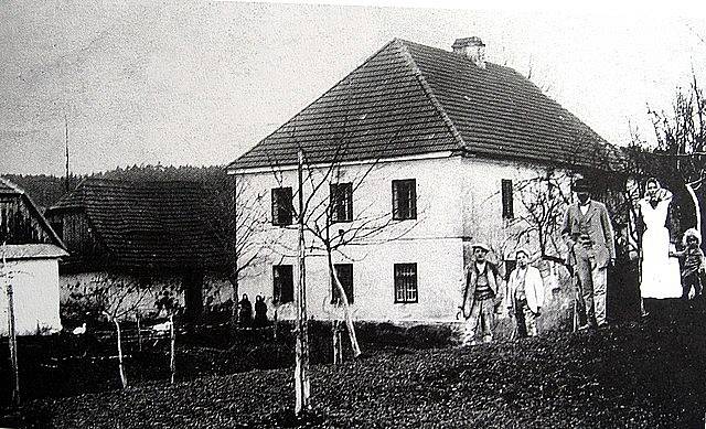 Švandův mlýn v Ležákách během 1. světové války. Za nacistické okupace odsud vysílala od počátku roku 1942 vysílačka Libuše
