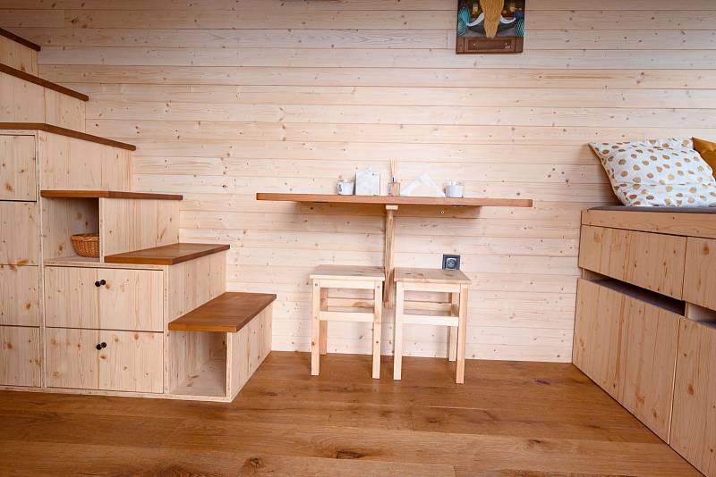 Od maringotky se tiny house odlišuje tím, že má ještě spací loft nahoře