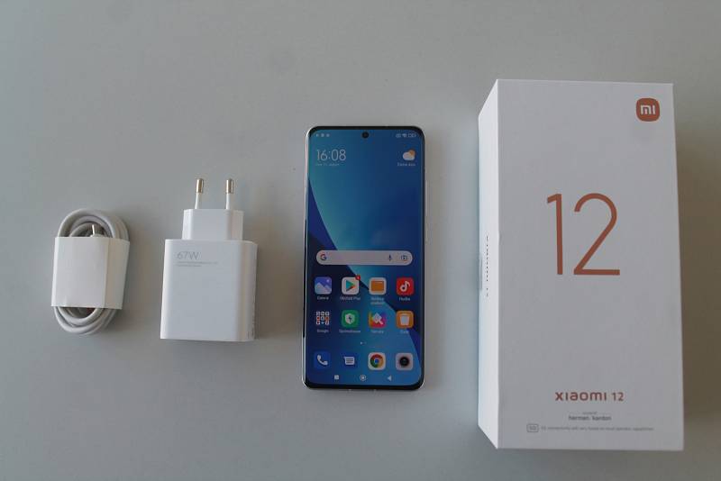 Xiaomi 12 se svým skvělým displejem, nadstandartním fotoaparátem, výkonným hardwarem a nadprůměrným audiosystémem schopně konkuruje v nejvyšší cenové kategorii například novým Samsungům.