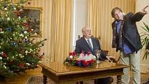 Prezident Miloš Zeman pronesl 26. prosince své tradiční vánoční poselství z lánského zámku. Snímek je z dopoledního natáčení.