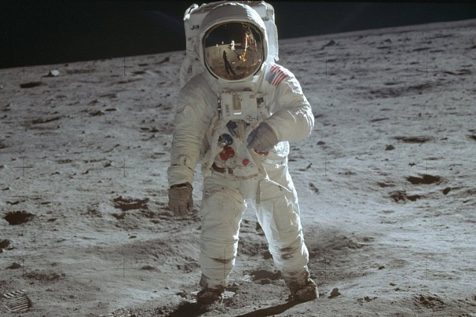 Americký astronaut Buzz Aldrin z mise Apollo 11 na měsíčním povrchu.