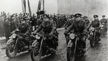 Příslušníci SNB na motocyklech v únoru 1948