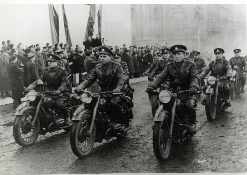 Příslušníci SNB na motocyklech v únoru 1948