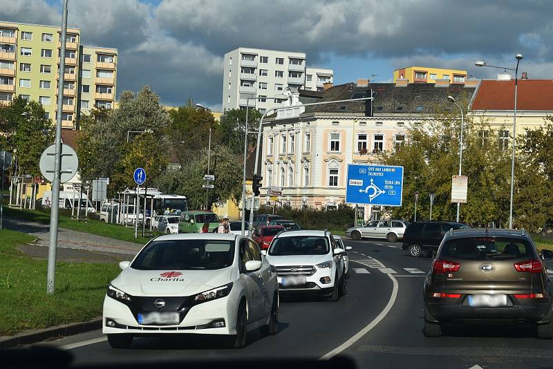 Doprava je ve městě aktuálně velmi hutná a to nejen ve špičce. Takto vypadá doprava ve všední, neúřední den před 14 hodinou.