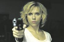 Scarlett Johanssonová v titulní roli Bessonova filmu. 