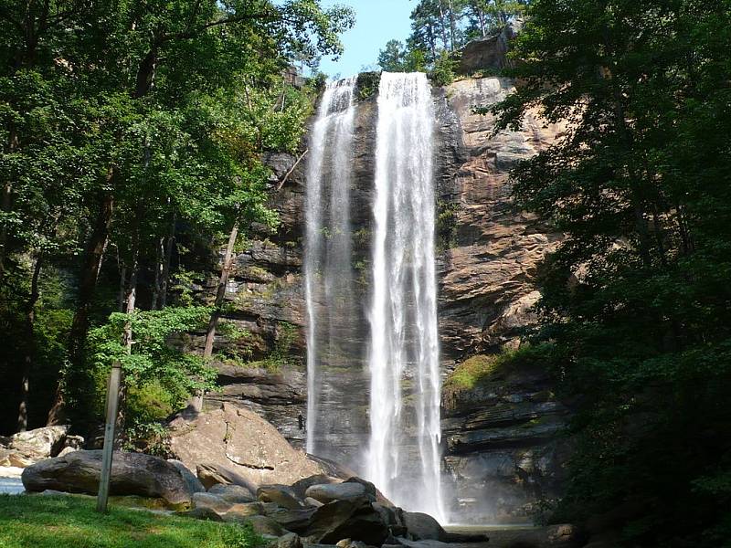 Vodopády Toccoa Falls, přes něž se 7. listopadu 1977 přehnala přílivová vlna