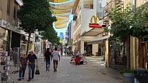 Rozdělená metropole Kypru má v každé ze svých částí jinou atmosféru. Ta řecká je mnohem bohatší. Platy na jihu jsou čtyřnásobné oproti severu