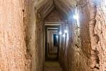 Tunel pod starověkým chrámem Taposiris Magna u egyptské Alexandrie