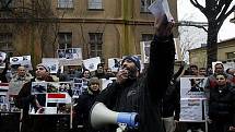 Odpůrci egyptského vůdce Mubaraka protestovali proti jeho režimu před egyptskou ambasádou