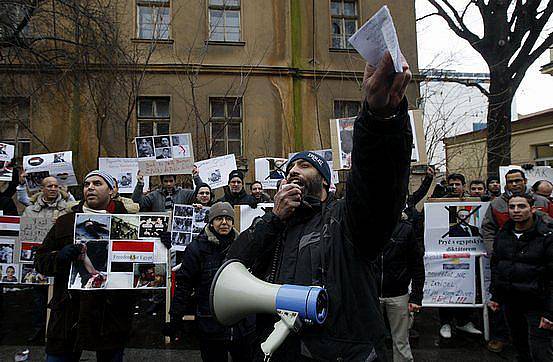 Odpůrci egyptského vůdce Mubaraka protestovali proti jeho režimu před egyptskou ambasádou