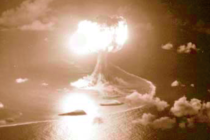 Operace Sandstone. Na atolu Enewetak v Tichém oceánu byla v polovině dubna 1948 zahájena třetí série amerických jaderných testů. Letecký snímek zachycuje okamžik detonace jaderné bomby