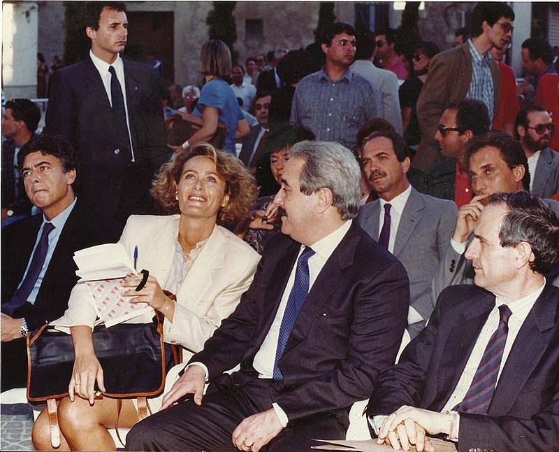 Prokurátor Giovanni Falcone (uprostřed) na společenské akci. Bojovník proti mafii zemřel při atentátu.